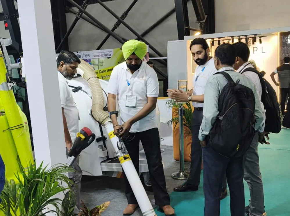 Volunteers participating in Clean India campaign