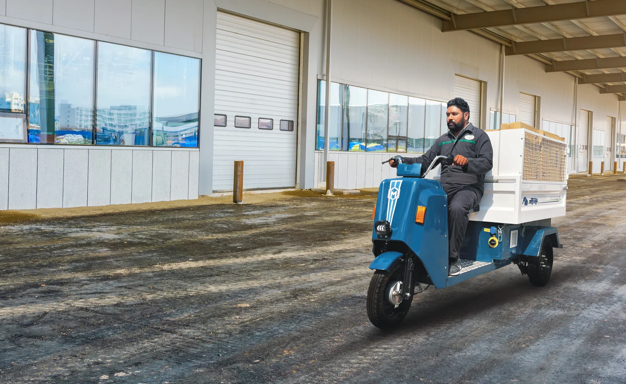 Battery-operated utility vehicle for cargo